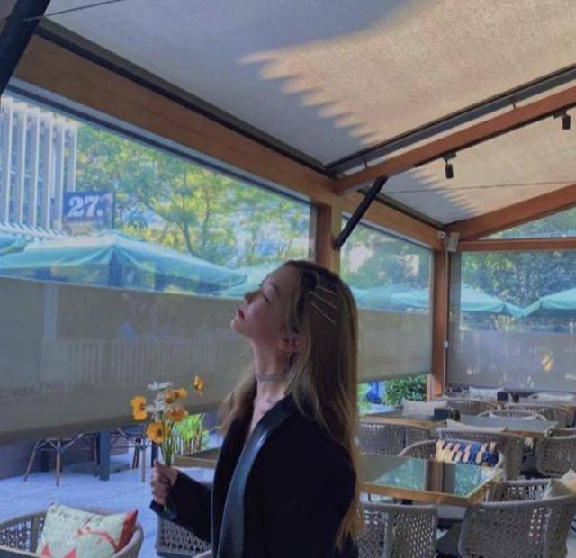 王菲|王菲14岁女儿喝红酒，引网友热议，入读贵族学校每年85万学费