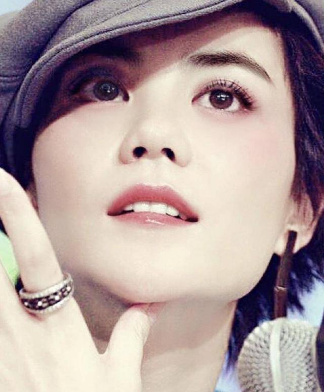 王菲14岁女儿喝红酒,引网友热议,入读贵族学校每年85万学费