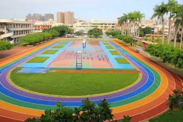 华体体育的多彩塑胶跑道