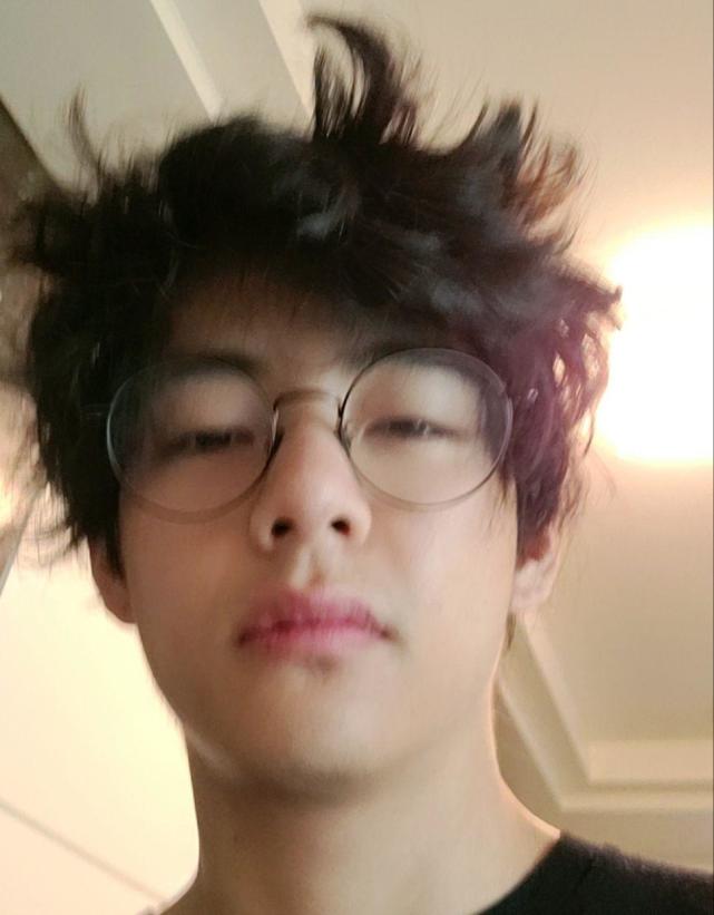 bts金泰亨睡醒晒炸毛自拍,南韩舞台教科书无包袱宠粉,猛虎变奶狗_腾讯