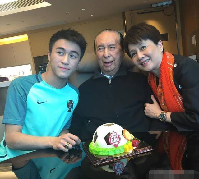 何猷君|何猷君难得晒儿子却被20亿豪宅抢镜，房间堆满杂物很有生活气息