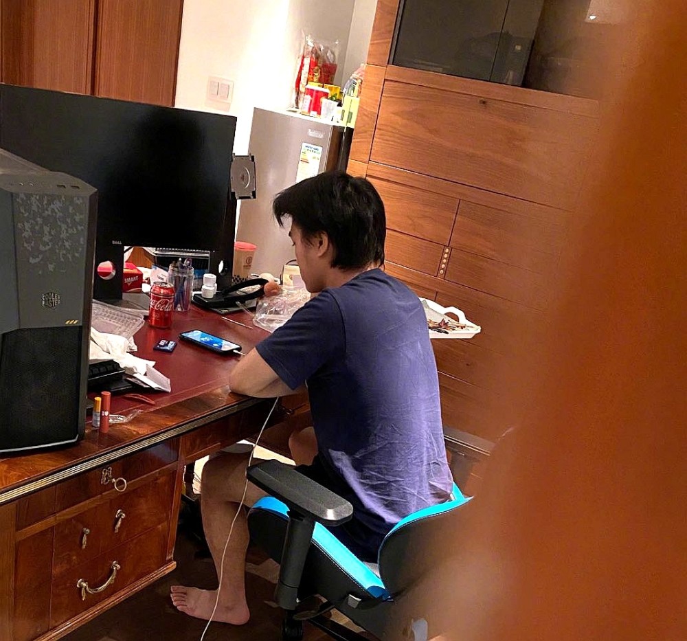 何猷君|何猷君难得晒儿子却被20亿豪宅抢镜，房间堆满杂物很有生活气息