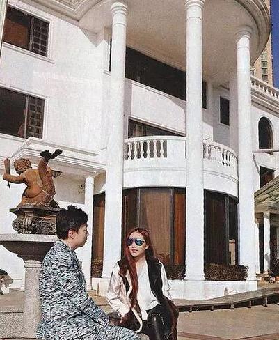 何猷君|何猷君难得晒儿子却被20亿豪宅抢镜，房间堆满杂物很有生活气息