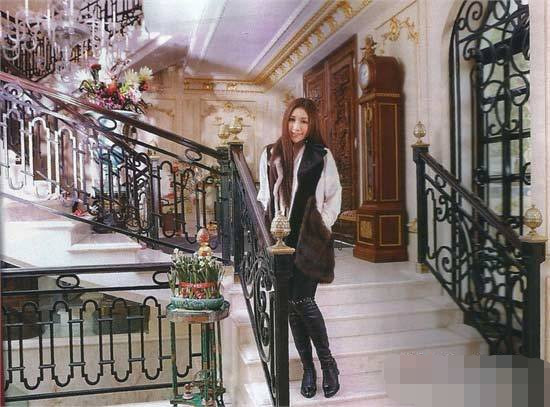 何猷君|何猷君难得晒儿子却被20亿豪宅抢镜，房间堆满杂物很有生活气息