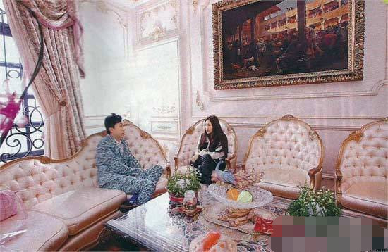 何猷君|何猷君难得晒儿子却被20亿豪宅抢镜，房间堆满杂物很有生活气息