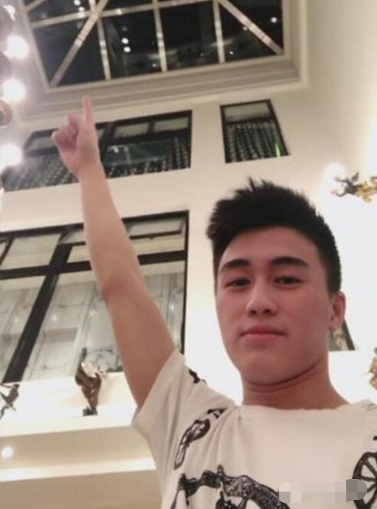 何猷君|何猷君难得晒儿子却被20亿豪宅抢镜，房间堆满杂物很有生活气息