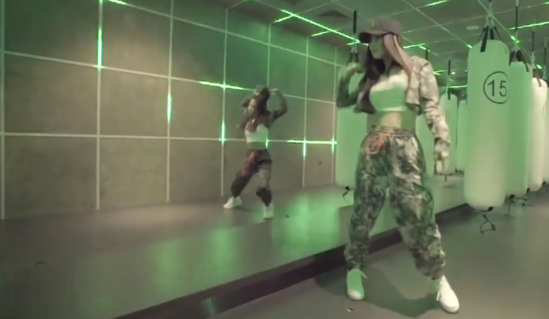 李小璐|39岁李小璐晒热舞视频，秀蛮腰嘻哈风十足，直言被骂也不放弃