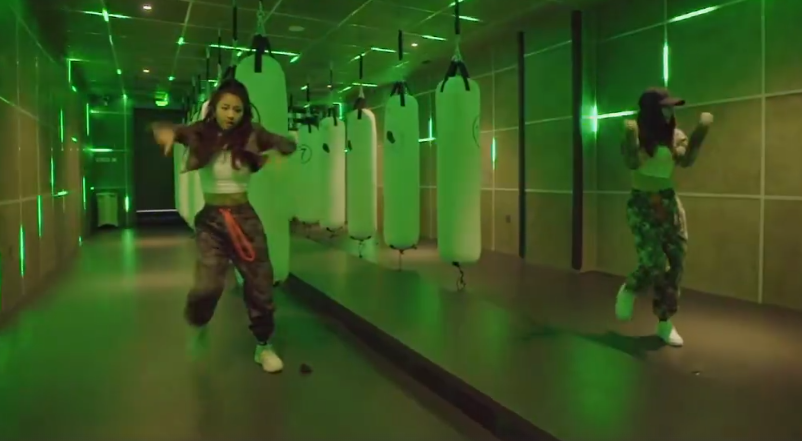 李小璐|39岁李小璐晒热舞视频，秀蛮腰嘻哈风十足，直言被骂也不放弃