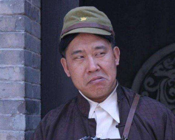 因歪嘴演反派居多的丑角,女儿从小怕他,今外孙女长相也酷似他