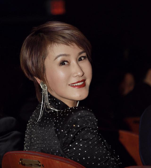 王茜越老越敢穿,深v领连衣裙还要开高叉,配短发气质实在惊艳