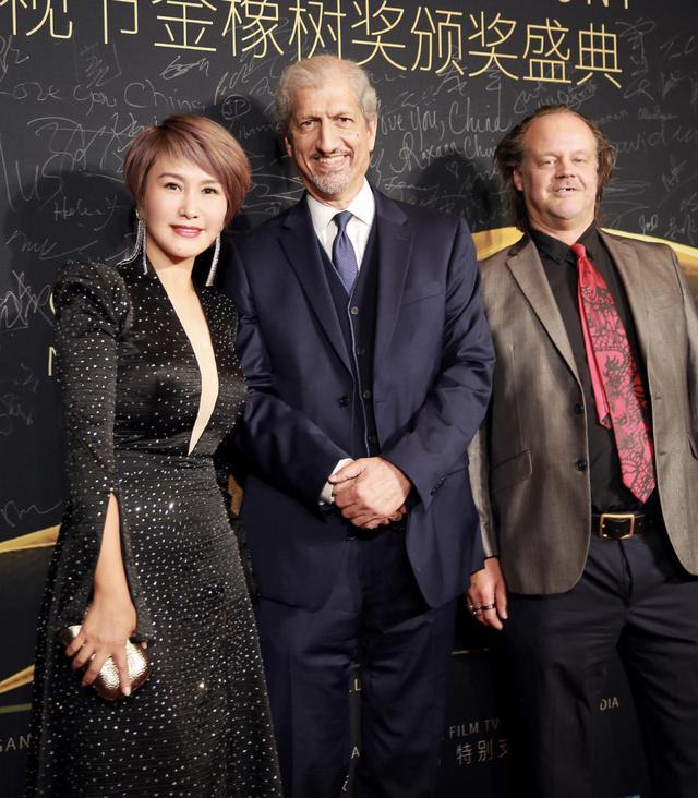 王茜越老越敢穿,深v领连衣裙还要开高叉,配短发气质实在惊艳