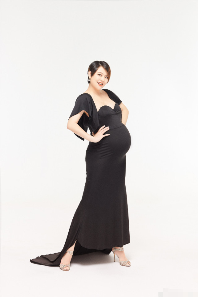 "柳红"陈莹入院待产,晒孕晚期写真脚踩高跟挺大肚四肢纤细,超美