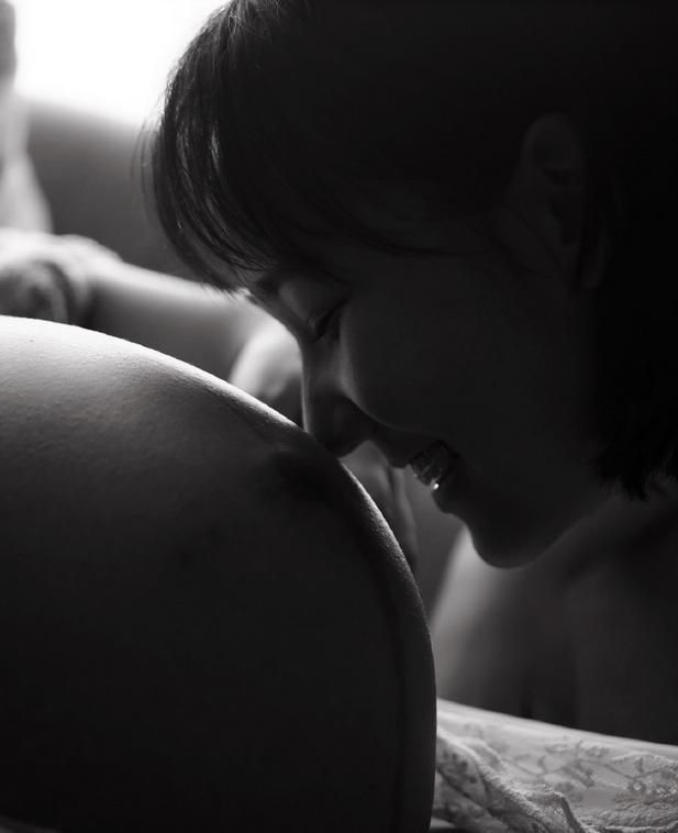 陈莹|43岁“柳红”陈莹穿恨天高拍孕照，女儿亲吻妈妈巨肚画面温馨