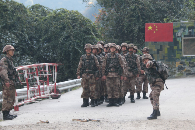 在娘姆江曲河畔陡峭的悬崖上,西藏军区某边防团边防7连排长,吉布观察