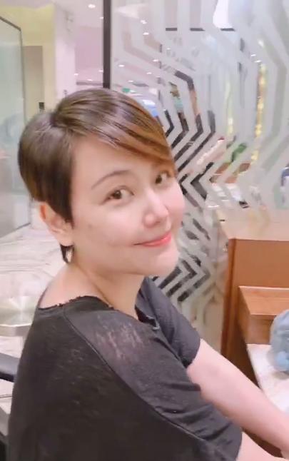 陈莹|43岁“柳红”陈莹穿恨天高拍孕照，女儿亲吻妈妈巨肚画面温馨