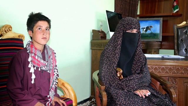 卡马尔·古尔|阿富汗女孩目睹双亲遇害后打死三名塔利班，背后竟还有个心酸故事