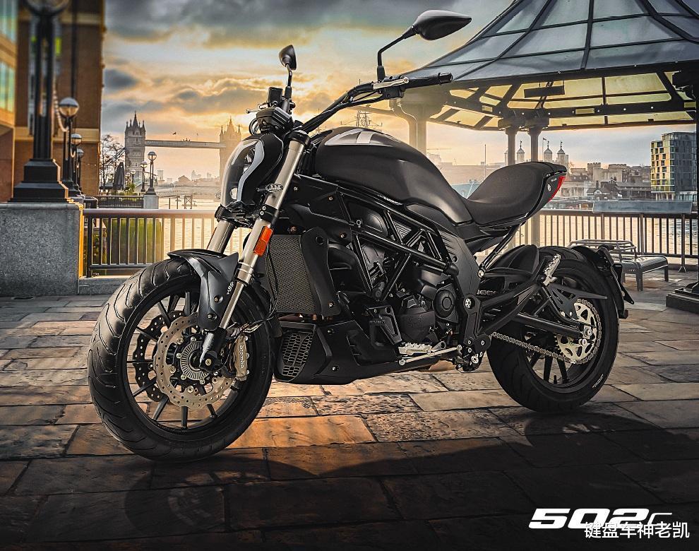 车,与贝纳利的502c非常接近,风格偏向于杜卡迪大魔鬼的跨界运动巡航