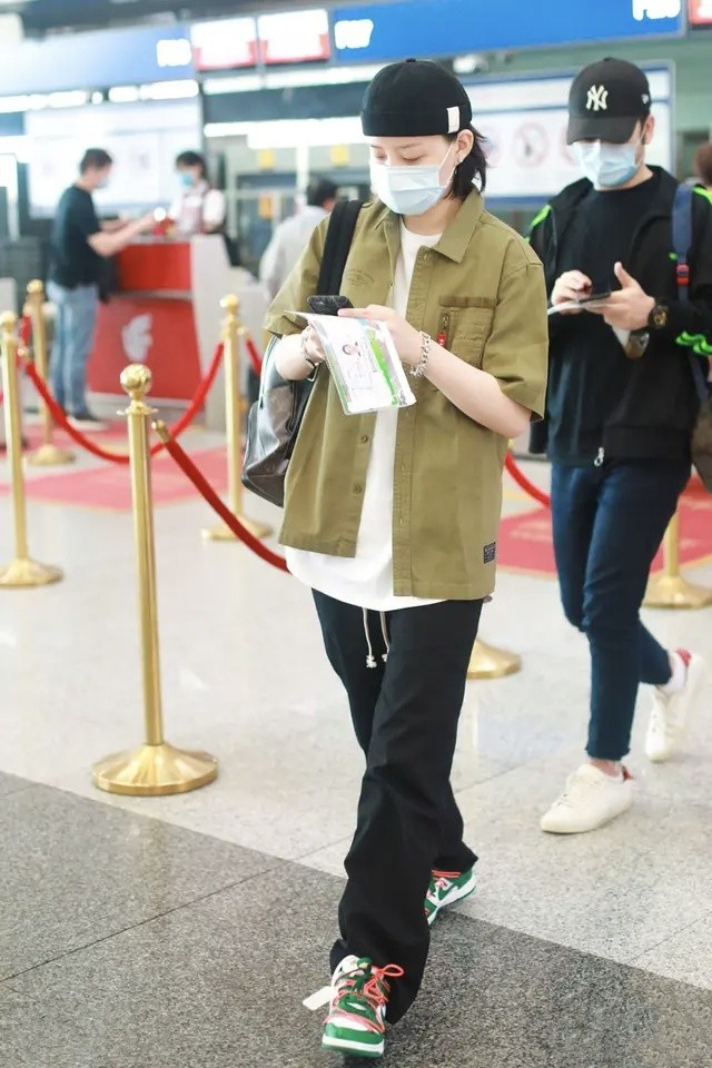 男友力max李斯丹妮一身休闲装现身机场清爽又帅气