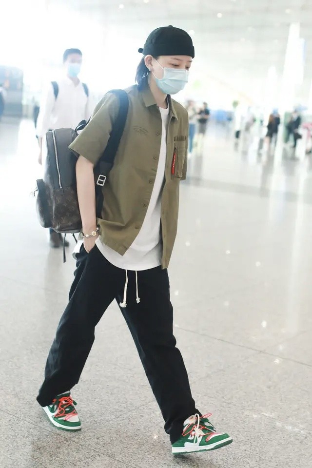 男友力max李斯丹妮一身休闲装现身机场清爽又帅气