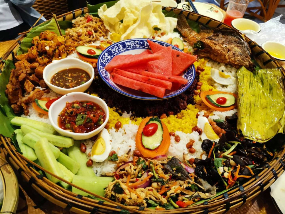 最早的手抓饭是起源于中国北部,是新疆维吾尔族的一种特色美食,一直