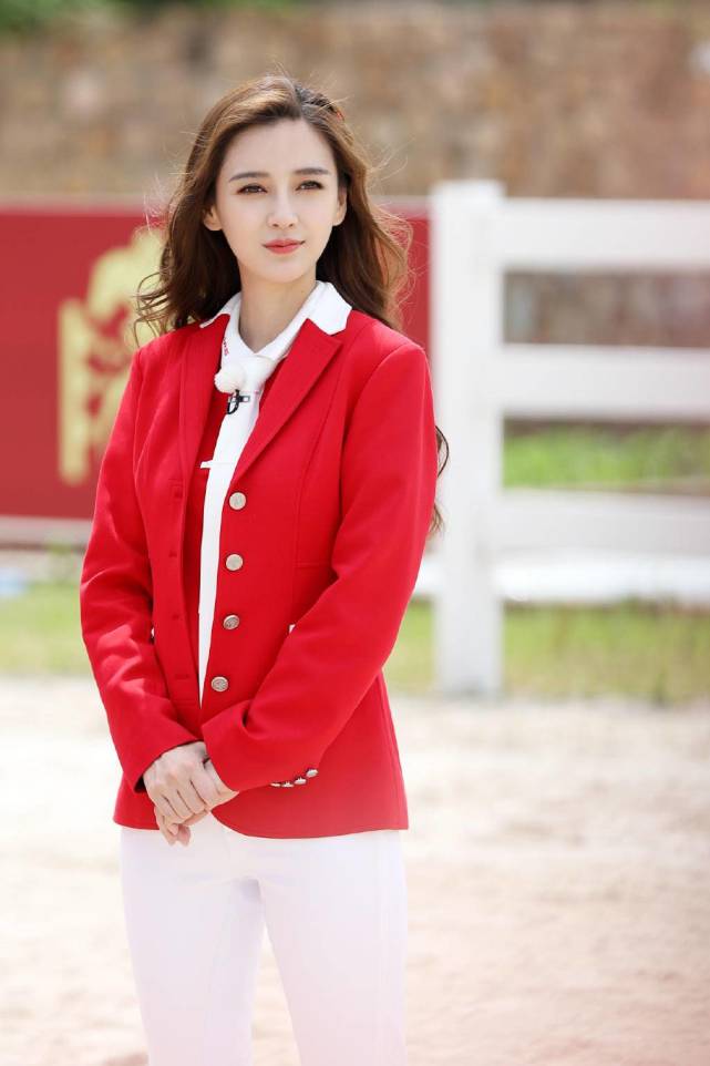 杨颖《奔跑吧》出新造型,长卷发绑彩色头绳,红衣白裤气质又减龄