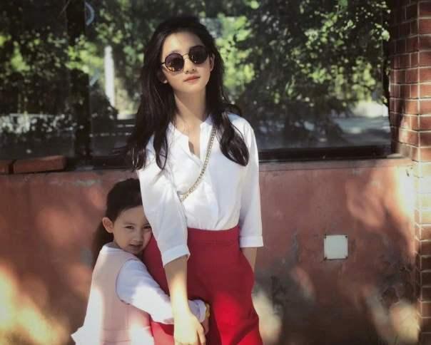 黄忆慈|多多染发涂口红被骂，李嫣染发喝酒炫富却被捧，网友为何这样双标