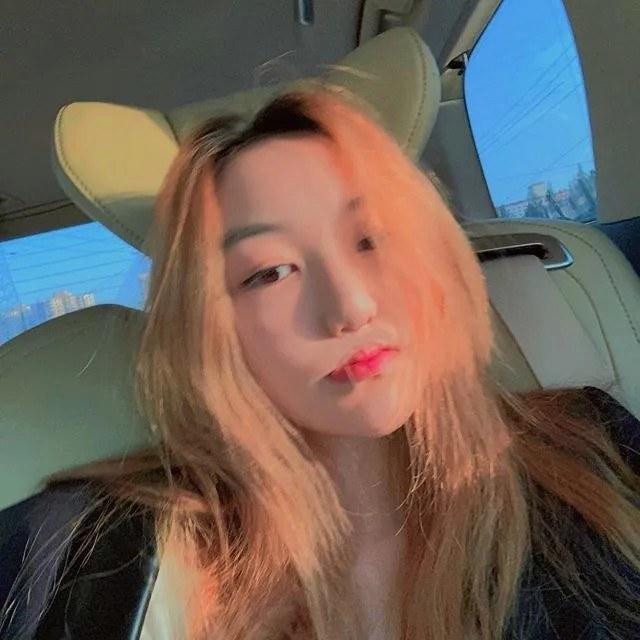 黄忆慈|多多染发涂口红被骂，李嫣染发喝酒炫富却被捧，网友为何这样双标