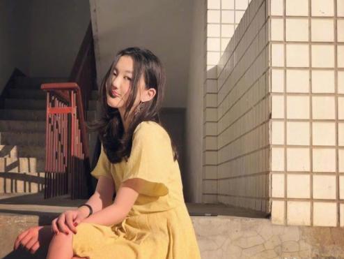 黄忆慈|多多染发涂口红被骂，李嫣染发喝酒炫富却被捧，网友为何这样双标