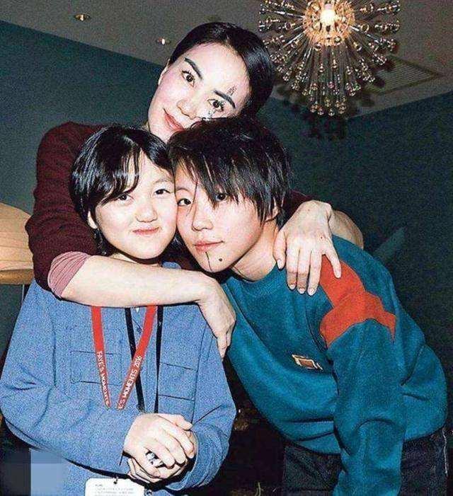 黄忆慈|多多染发涂口红被骂，李嫣染发喝酒炫富却被捧，网友为何这样双标