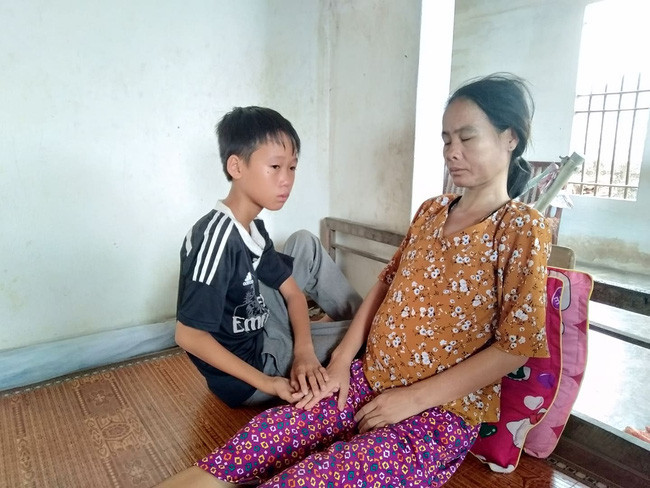 孩子|智障女子生娃后不知孩子父亲是谁，如今自己患癌儿子成了她的依靠