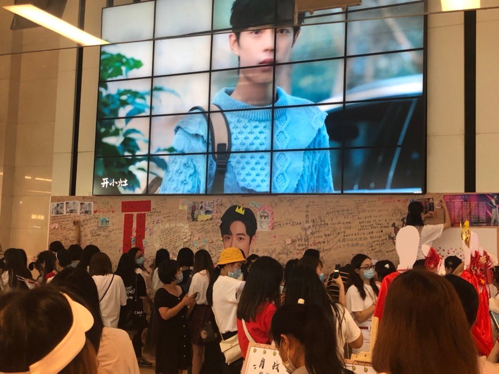 肖战|开小灶上海体验馆场面火爆！肖战人气太旺，产品缺货堪比抢票