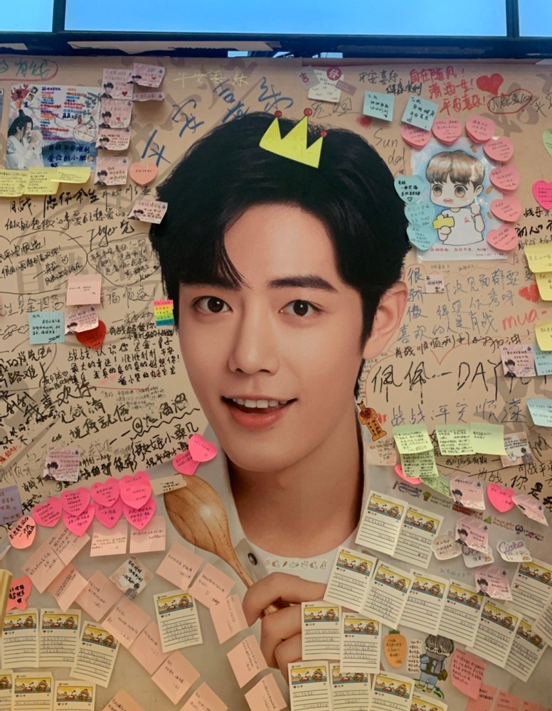 肖战|开小灶上海体验馆场面火爆！肖战人气太旺，产品缺货堪比抢票