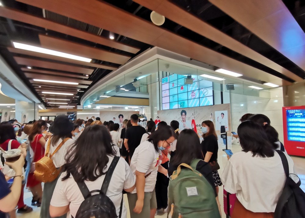 肖战|开小灶上海体验馆场面火爆！肖战人气太旺，产品缺货堪比抢票