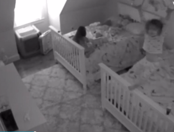 美国马里兰州|美国一母亲发现3岁女儿臂力惊人，查看儿童房监控后大吃一惊