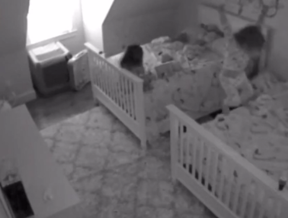 美国马里兰州|美国一母亲发现3岁女儿臂力惊人，查看儿童房监控后大吃一惊