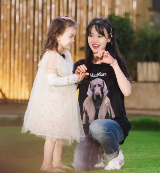 郑爽|郑爽太敢说！直言结不结婚不重要，后期连忙打出一行字救场