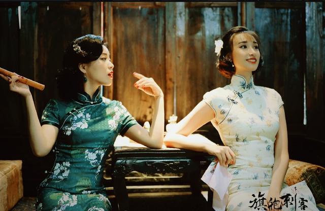 其中,刘晓庆饰演的正是一名杀手组织"七花煞"的头目,光看电影名字就不