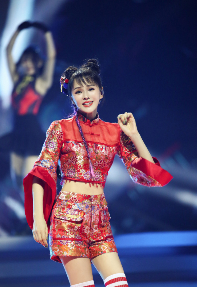 伊能静是吃了"防腐剂"?穿红色露脐装绑哪吒头,年过半百依旧少女