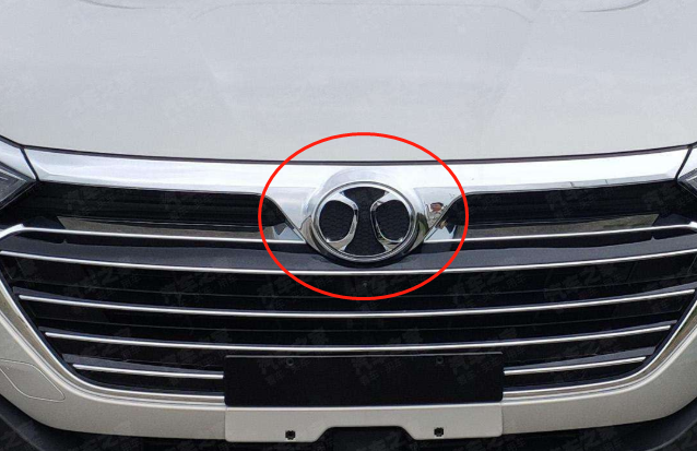 结果走到车内一看,在这辆车子的方向盘上带着北汽的车标,瞬间明白怎么