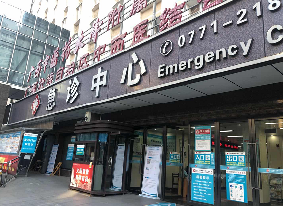 突发南宁火车站一名女童疑似被人扔下楼医生暂未脱离生命危险