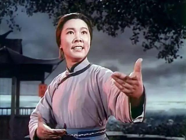 于是,洪雪飞主动要求顶替,出演女主角"阿庆嫂.