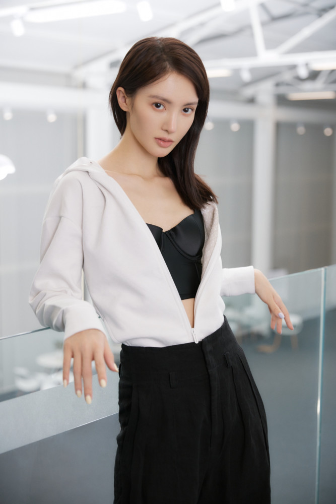 对金晨真的服气了,玫红色西装外面套上"铁链",配吊带亮眼性感
