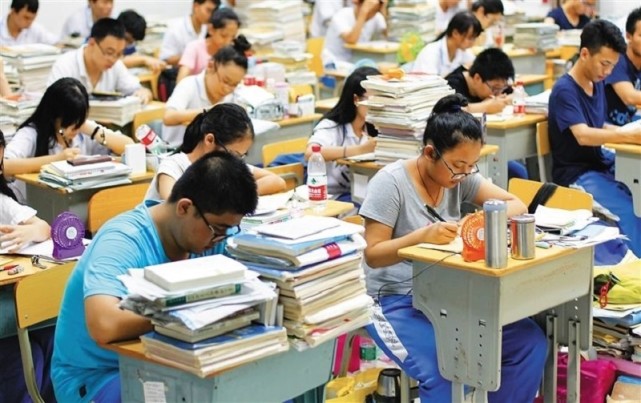 江苏高考分数线出炉 喜提近4年最高理科二本分数线 考生已哭晕