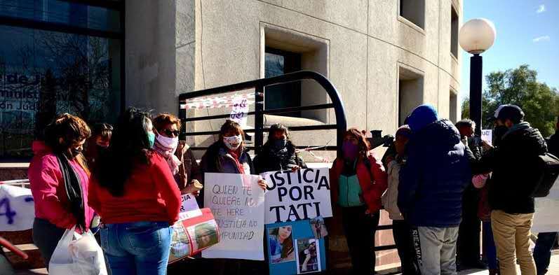 圣拉斐尔|15岁少女上厕所时遭遇邻居袭击，拼命反抗却被8刀刺死