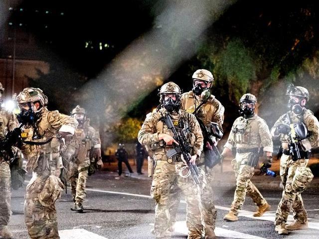 特朗普|特朗普秘密极端权力：只要挑起境内外争端，他就能放手做危险的事