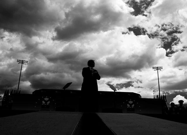 特朗普|特朗普秘密极端权力：只要挑起境内外争端，他就能放手做危险的事