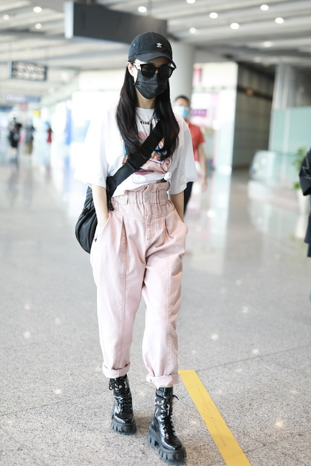 薇娅街拍:msgm打结t恤fendi锥子裤厚底马丁靴 棒球帽超帅气