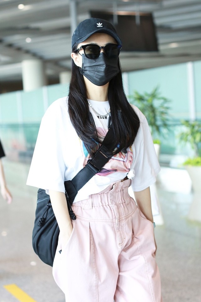 薇娅街拍:msgm打结t恤fendi锥子裤厚底马丁靴 棒球帽超帅气