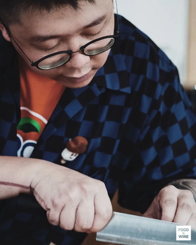 明星主厨杨北川为「吃好喝好学校」学员示范牛排做法.