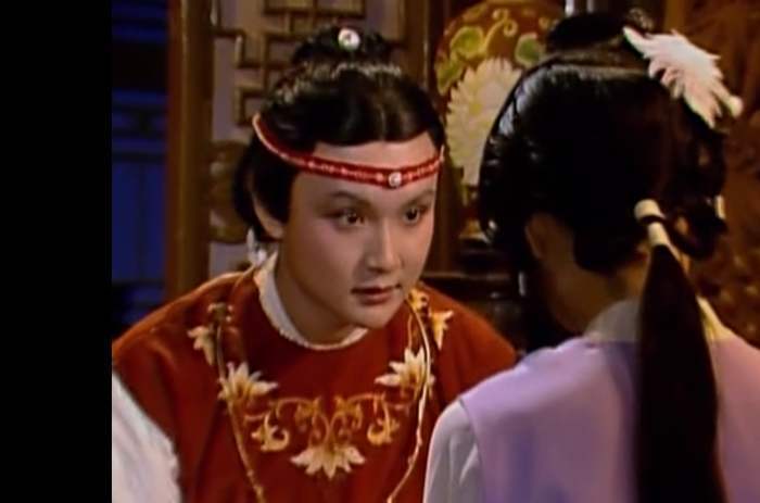 贾宝玉|晴雯失手跌落了扇子，宝玉为何那么生气要赶她出去？